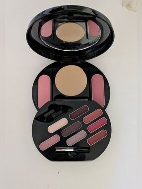 AVON Compact Makeup Perfect Look Parfait Color Palette